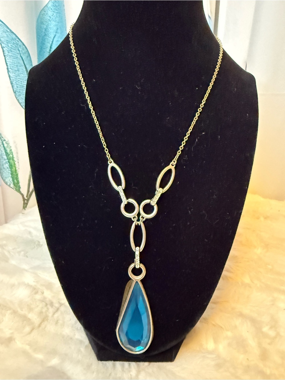 Teal Blue Faceted Teardrop Pendant Necklace Silver Tone Rhinestone